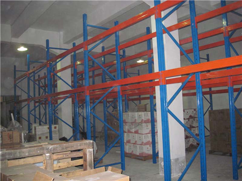 横梁式仓库货架安装现场